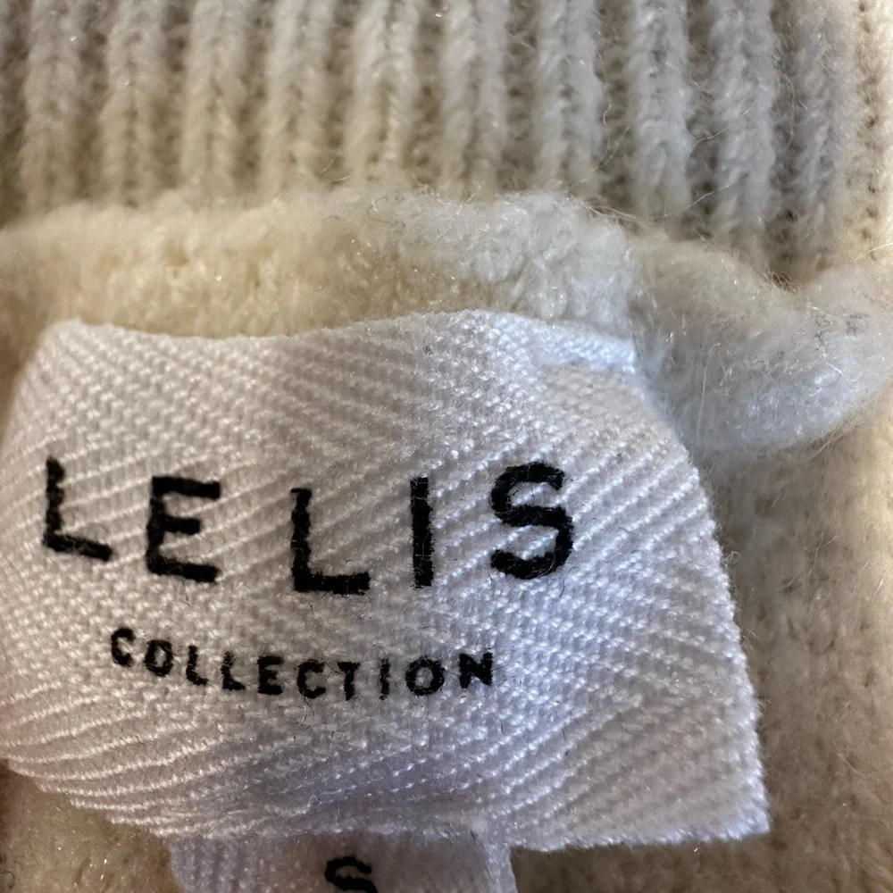 Le Lis Women’s small Cream Pullover Sweater Large Floral Daisy Outline Crew Neck